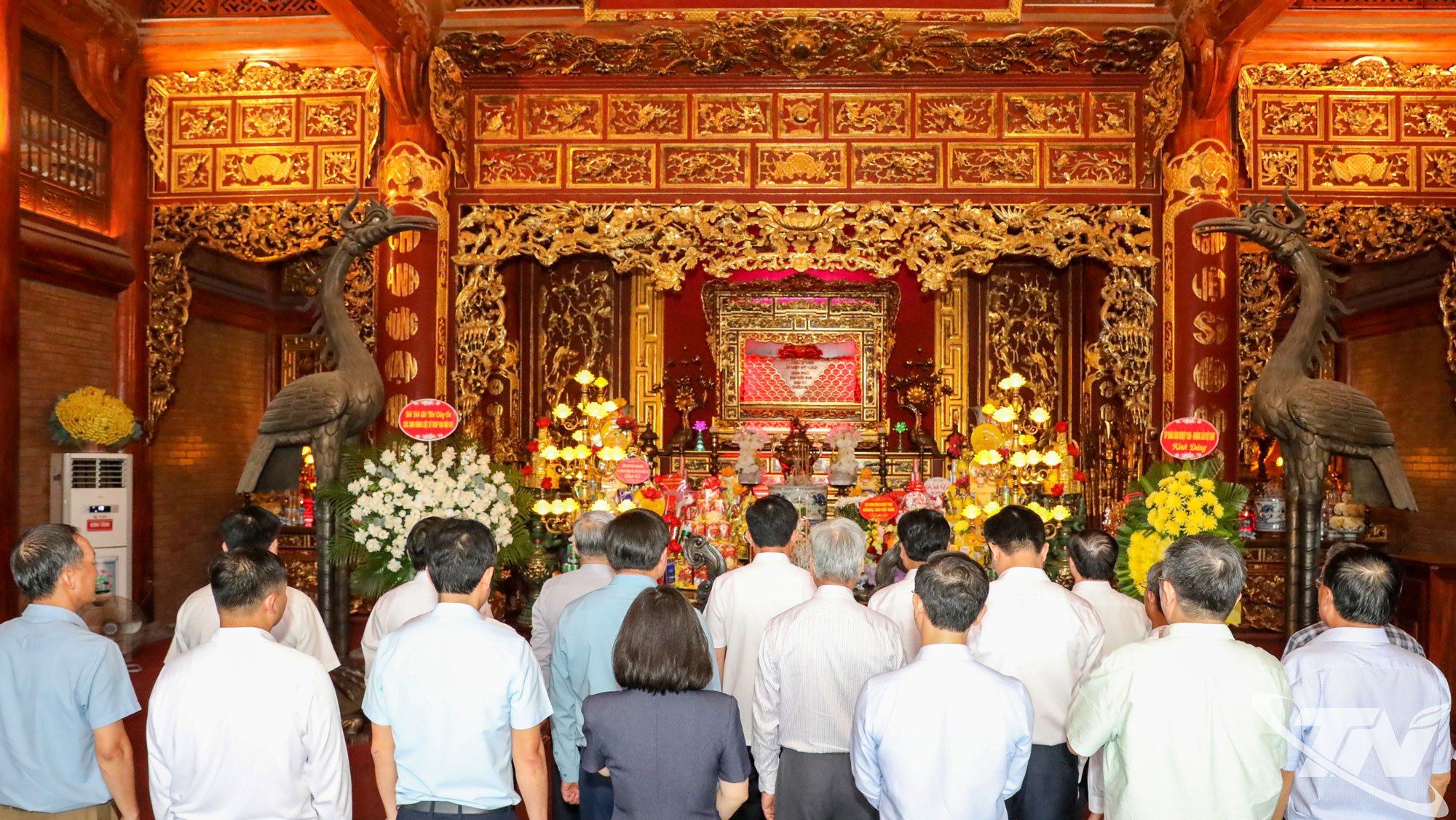 គណៈប្រតិភូ​បាន​អុជ​ធូប​រំលឹក​វិញ្ញាណក្ខន្ធ​ដល់​យុទ្ធជន​ពលី​៦០​នាក់​នៃ​ក្រុម​យុវជន​ស្ម័គ្រចិត្ត​៩១៥ ក្រុម​៩១​បាក់​ថៃ នៅ​តំបន់​ប្រវត្តិសាស្ត្រ​ជាតិ ៩១៥ សង្កាត់ Gia Sang។