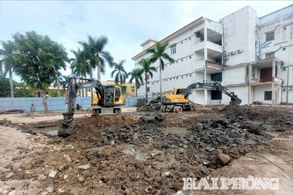 Nhà thầu chuẩn bị mặt bầng thi công dự án