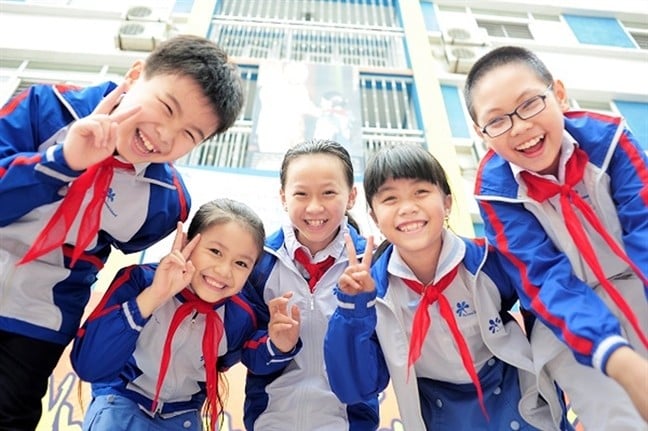 Một bộ đồng phục gọn gàng, một giờ học đúng hẹn, một lời chào lễ phép - tất cả hợp thành nền nếp và môi trường giáo dục lành mạnh.