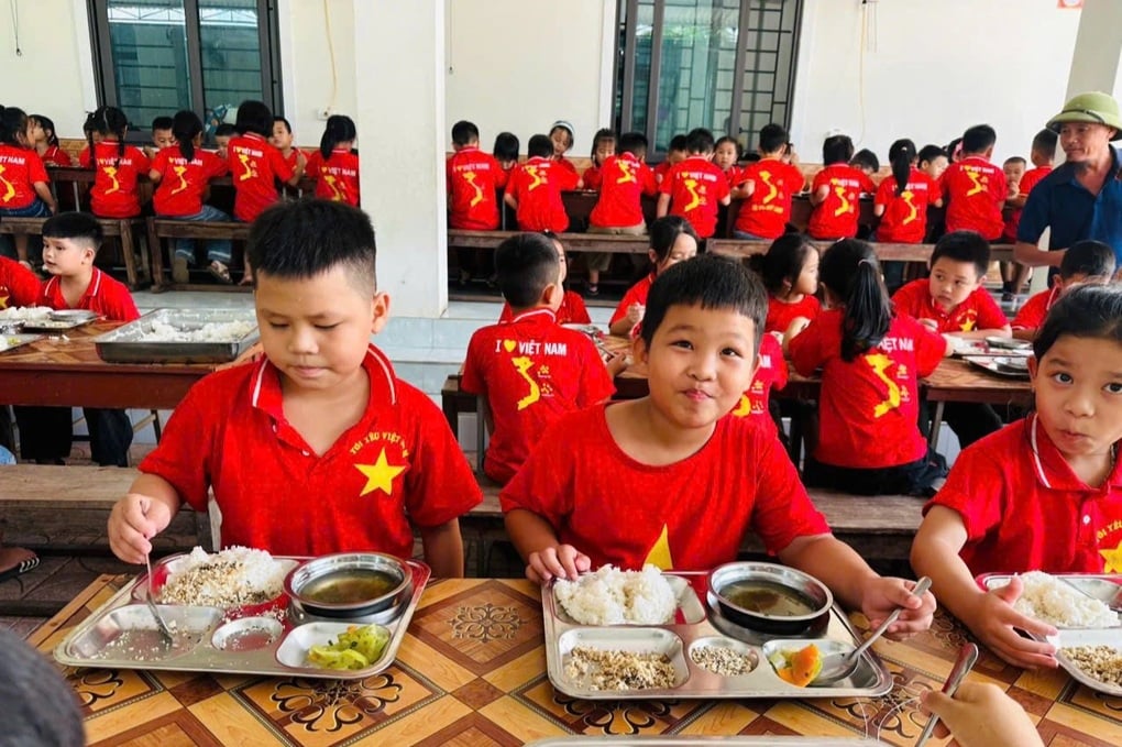Phụ huynh bất ngờ suất cơm bán trú 17.000 đồng, cộng đồng mạng khen ngợi - 3