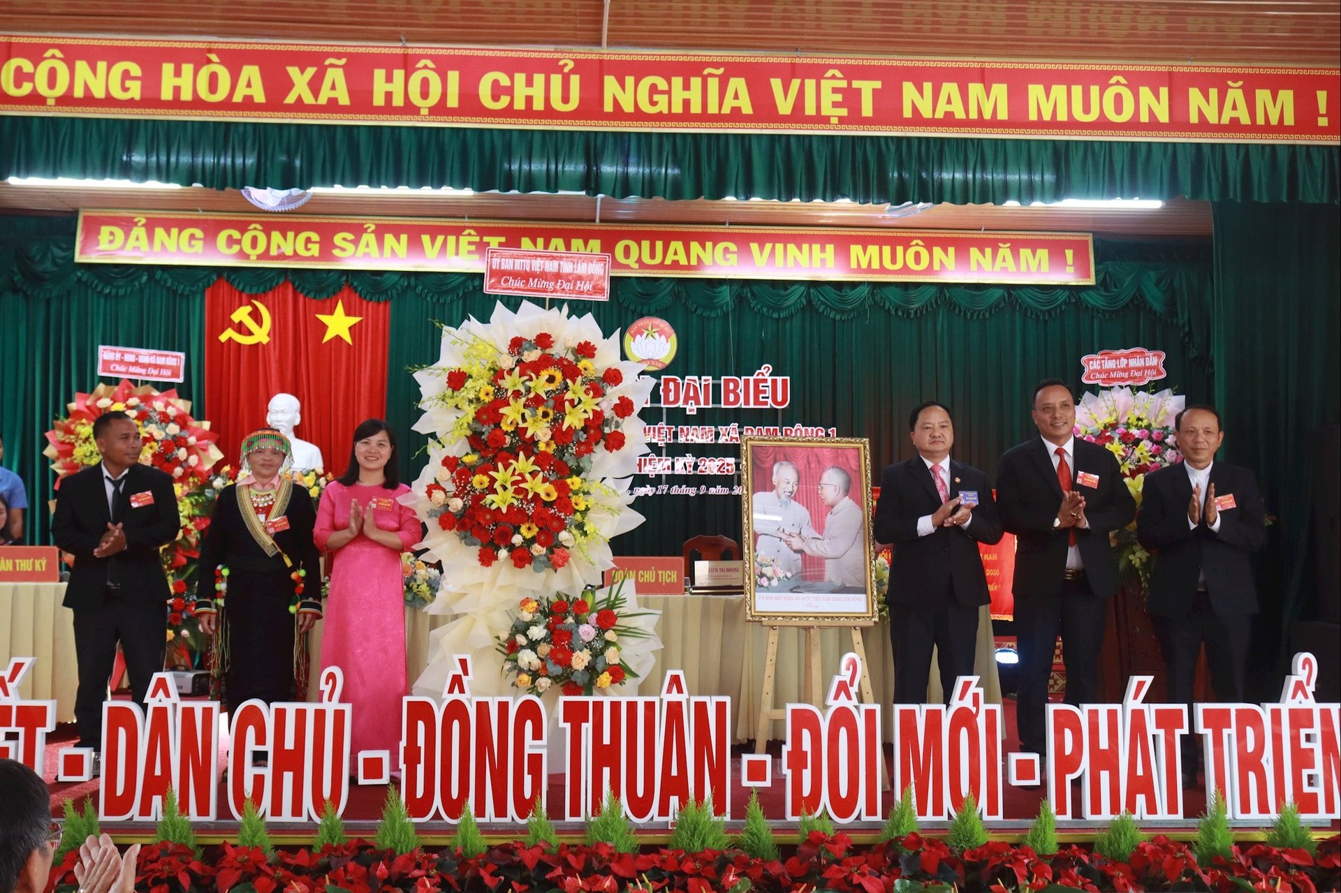 Ủy ban MTTQ Việt Nam tỉnh Lâm Đồng tặng hoa và bức ảnh Ba Đam Rông 1: Khơi dậy tinh thần đổi mới và khát vọng vươn lên của Nhân dân