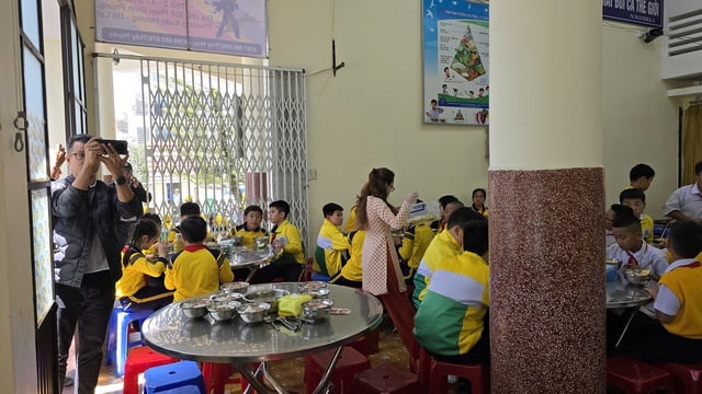 Nhiều phụ huynh Trường tiểu học Trưng Vương lo lắng về bếp bán trú thực phẩm bẩn - Ảnh 3.