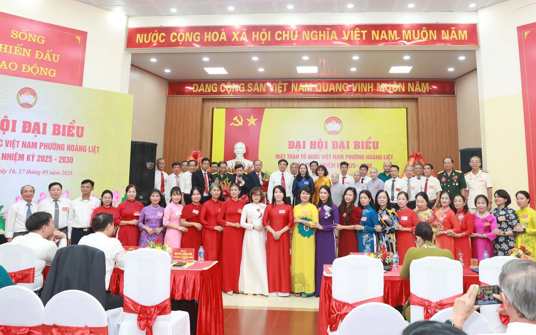 Các đồng chí lãnh đạo Mặt trận Thành phố và phường tặng hoa chúc mừng các Ủy viên Ủy ban MTTQ Việt Nam phường Hoàng Liệt, nhiệm kỳ 2025-2030