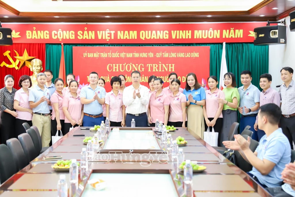 សមមិត្ត Nguyen Manh Hung អនុលេខាគណៈកម្មាធិការបក្សខេត្ត ប្រធានគណៈកម្មាធិការរណសិរ្សមាតុភូមិវៀតណាមខេត្ត ជូនអំណោយដល់កម្មករនៃក្រុមហ៊ុនភាគហ៊ុនប្លាស្ទិក Hung Yen។