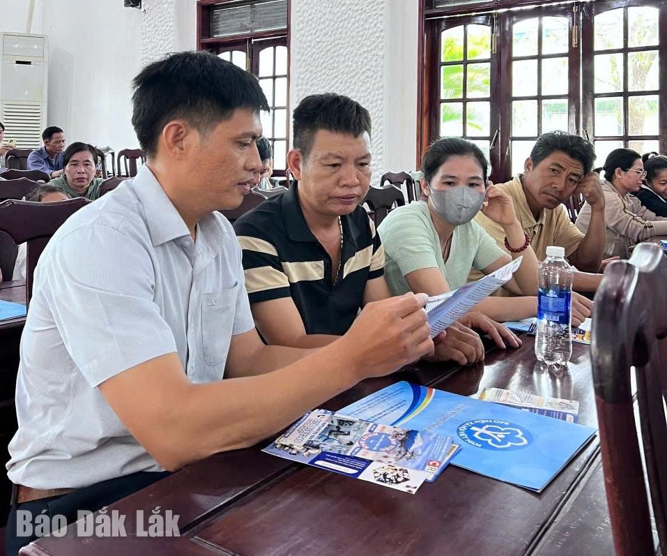 បុគ្គលិកនៃមជ្ឈមណ្ឌលសេវាកម្មការងារ ធ្វើការណែនាំដល់កម្មករ កម្មការិនី ឃុំ អ៊ាប អំពីមុខតំណែងការងារ។