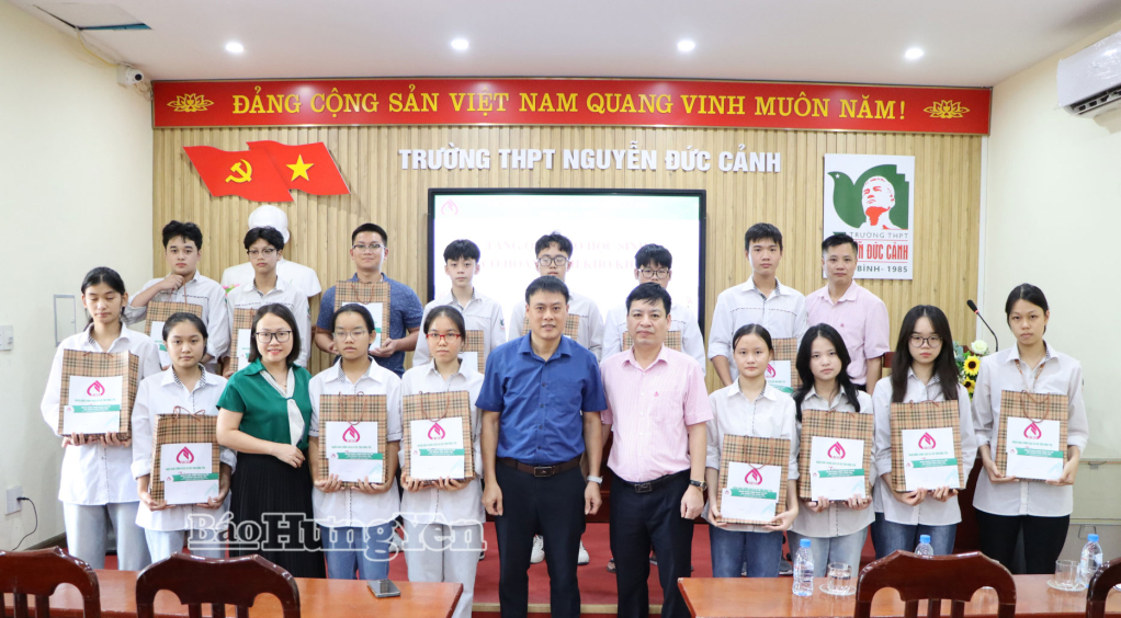 សិស្សានុសិស្សដែលមានស្ថានភាពលំបាកចំនួន ១៥នាក់ បានទទួលអំណោយពីសាខាធនាគារគោលនយោបាយសង្គមខេត្ត។