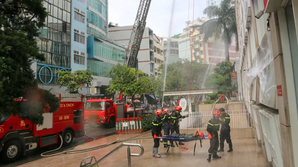 HCMC: Mais de 1.500 pessoas praticam combate a incêndios e resgate em prédio alto