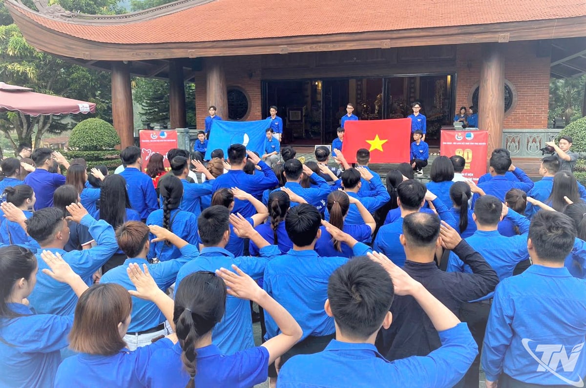 Tỉnh đoàn, Hội Liên hiệp Thanh niên Việt Nam tỉnh Thái Nguyên tổ chức Lễ chào cờ tại Khu Di tích lịch sử Quốc gia đặc biệt ATK Định Hóa.