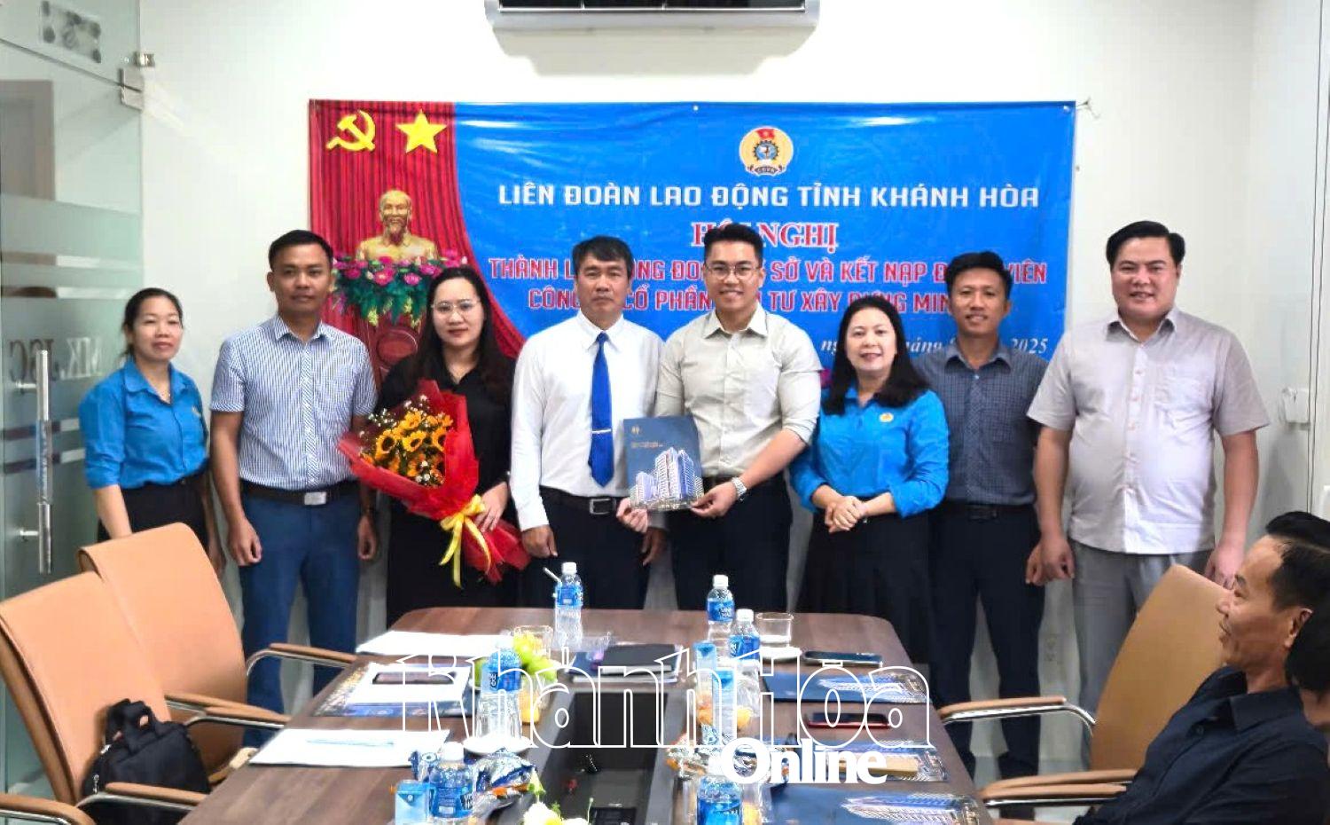 Lãnh đạo Liên đoàn Lao động tỉnh trao quyết định và tặng hoa chúc mừng Ban Chấp hành Công đoàn cơ sở Công ty Cổ phần Đầu tư Xây dựng Minh An.
