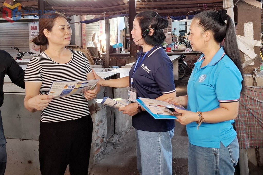 លោកស្រី Luu Thi Huyen ដែលជាអាជីវករតូចតាចនៅផ្សារ Ha Khau (វួដវៀតហុង) ត្រូវបានលើកទឹកចិត្ត និងគាំទ្រដោយមន្ត្រីធានារ៉ាប់រងសង្គមខេត្ត និងក្រុមហ៊ុន HP An Nhien Company Limited ឱ្យចូលរួមក្នុងការធានារ៉ាប់រងសង្គមដោយស្ម័គ្រចិត្តនៅខែសីហា ឆ្នាំ 2025។
