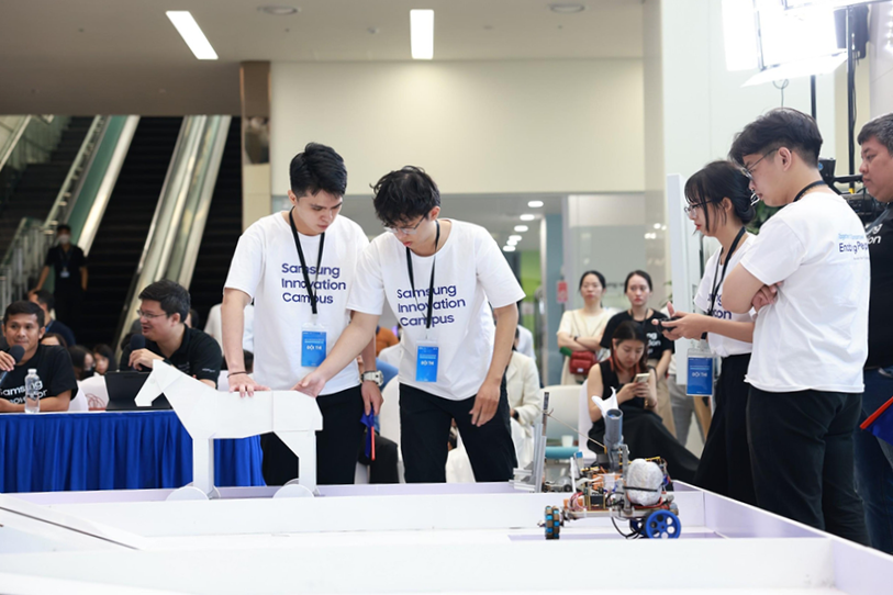 Đà Nẵng có hệ thống đại học, cơ sở đào tạo tốt để phục vụ công nghiệp bán dẫn. Trong ảnh: Sinh viên Đại học Duy Tân tham gia chương trình đào tạo Samsung Innovation Campus. Ảnh: MINH LÊ