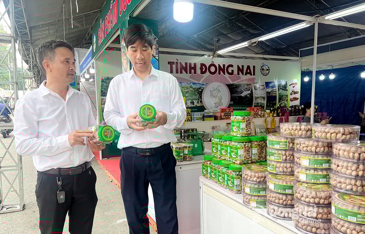 សហគ្រាស សហករណ៍ និងអង្គភាព OCOP នៃខេត្ត Dong Nai ចូលរួមសកម្មភាពជំរុញពាណិជ្ជកម្មនៅពិព័រណ៍ឧស្សាហកម្ម និងពាណិជ្ជកម្មតំបន់ភាគអាគ្នេយ៍ - Dong Nai 2025។ (រូបថត៖ Hai Quan)