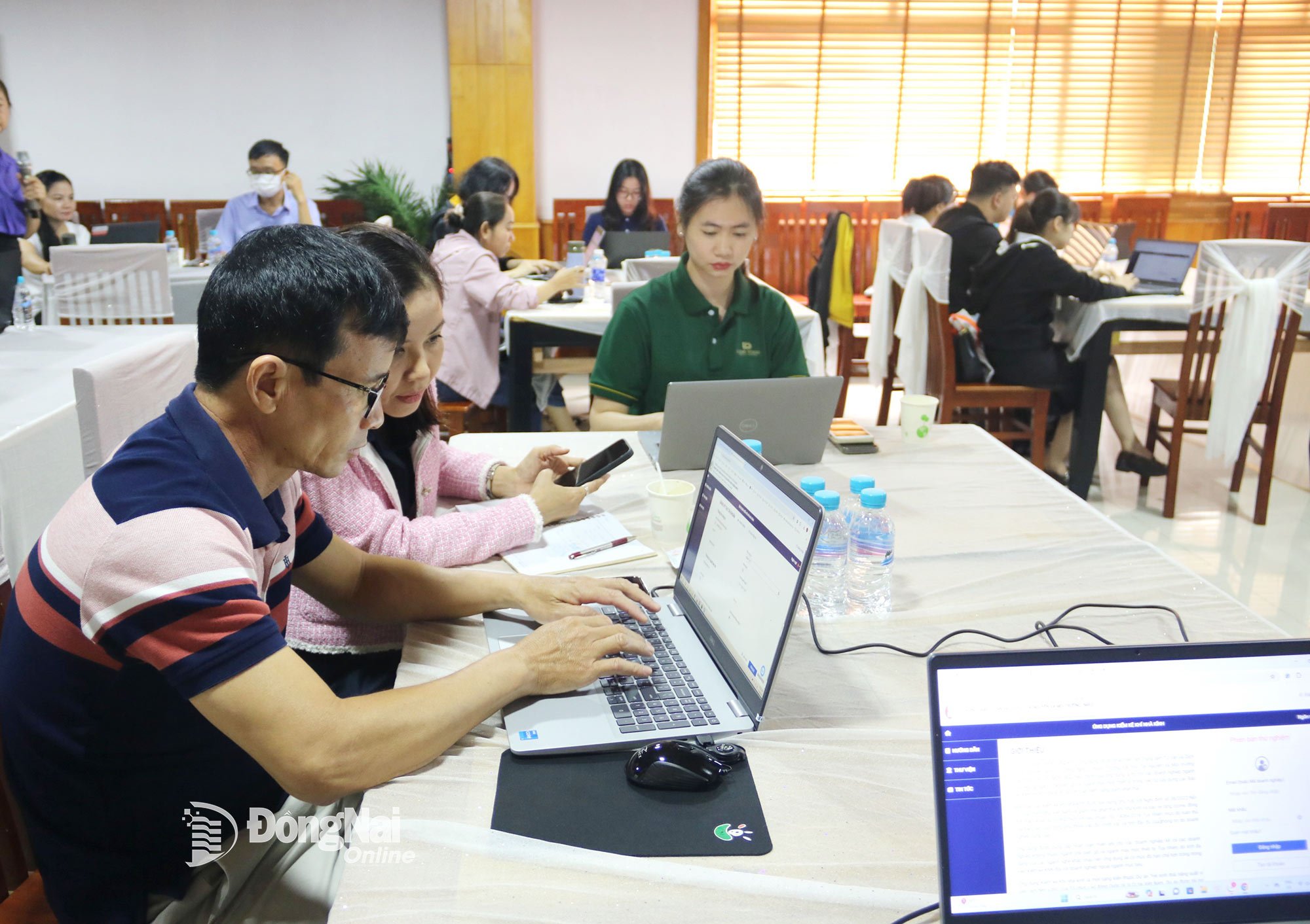 អាជីវកម្មអនុវត្តជាមួយឧបករណ៍ឌីជីថលដើម្បីស្តុកឧស្ម័នផ្ទះកញ្ចក់ និងវាយតម្លៃសក្តានុពលរបស់ពួកគេសម្រាប់ការកាត់បន្ថយការបំភាយឧស្ម័ន។ រូបថត៖ វឿង ធី 