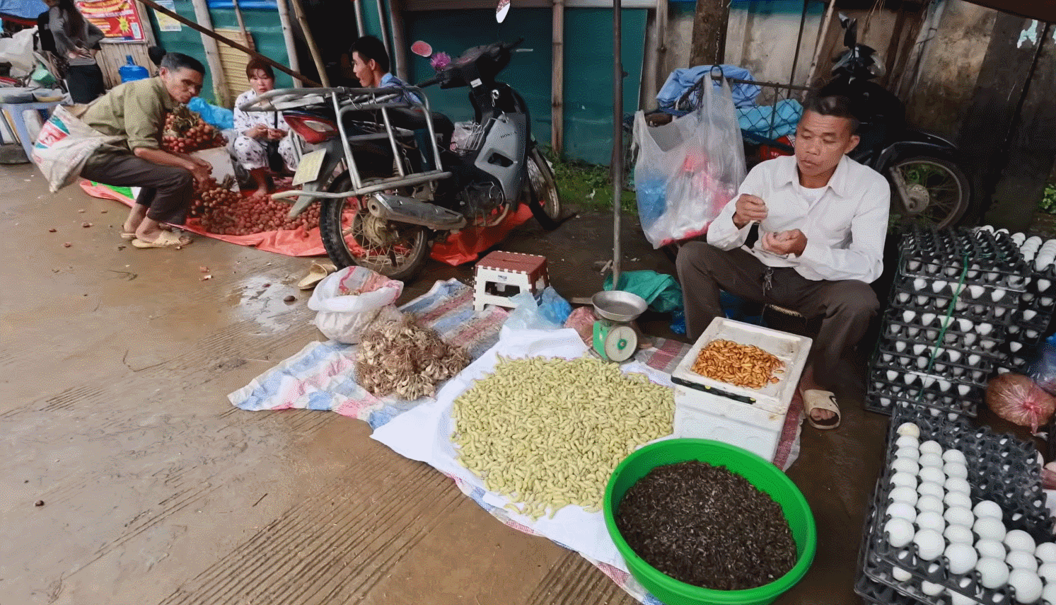 Lung Van Ru Ba Than Markt 1.gif