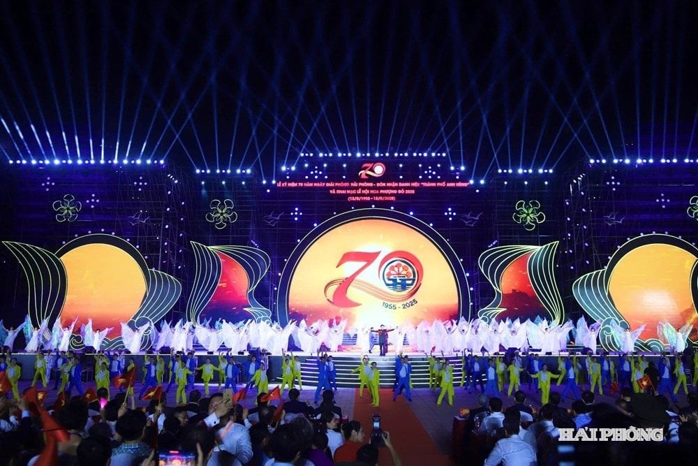 មហោស្រព​ផ្កាភ្លើង​ក្រហម​ក៏​បាន​ក្លាយ​ជា​វប្បធម៌​ថ្មី​របស់​ទីក្រុង Hai Phong ដែល​ទាក់ទាញ​ភ្ញៀវ​ទេសចរ (រូបភាព​ឯកសារ)