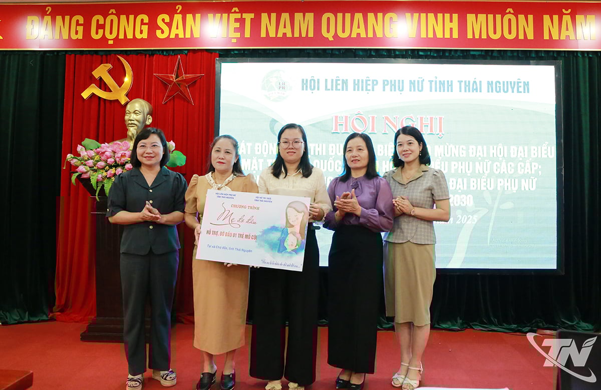 The Provincial Women's Intellectuals Association adopted an orphan.
