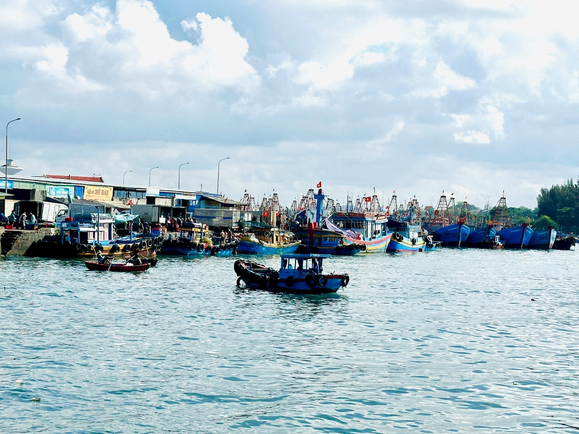 fishermen's boat at the port of Phuong Phuoc Hoi.jpg