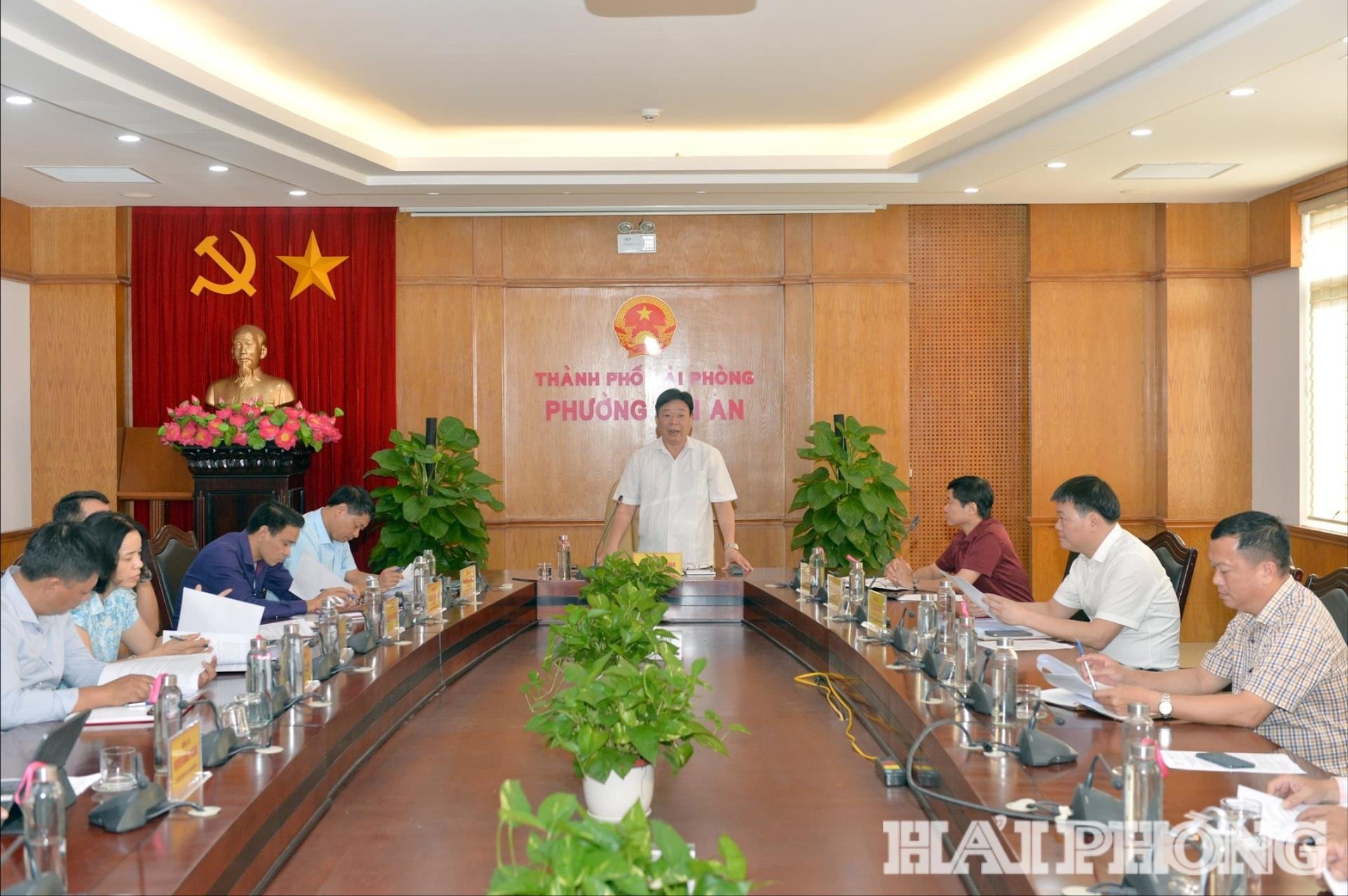 O camarada Nguyen Khac Toan, vice-presidente do Conselho Popular da Cidade, falou na sessão de trabalho com Hai An Ward.