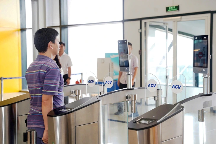 Bay nội địa qua VNeID: Chưa áp dụng với trẻ em, người trên 60 tuổi... - Ảnh 1.