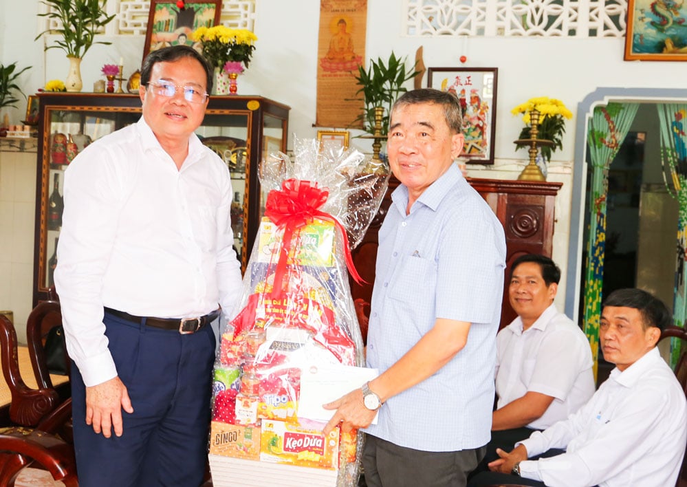 អនុលេខាគណៈកម្មាធិការបក្សខេត្ត លោក Le Van Han ជូនអំណោយដល់សមមិត្ត Huynh Phuoc Long អតីតអនុប្រធានក្រុមប្រឹក្សាជាតិ (ឃុំ Chau Thanh)។