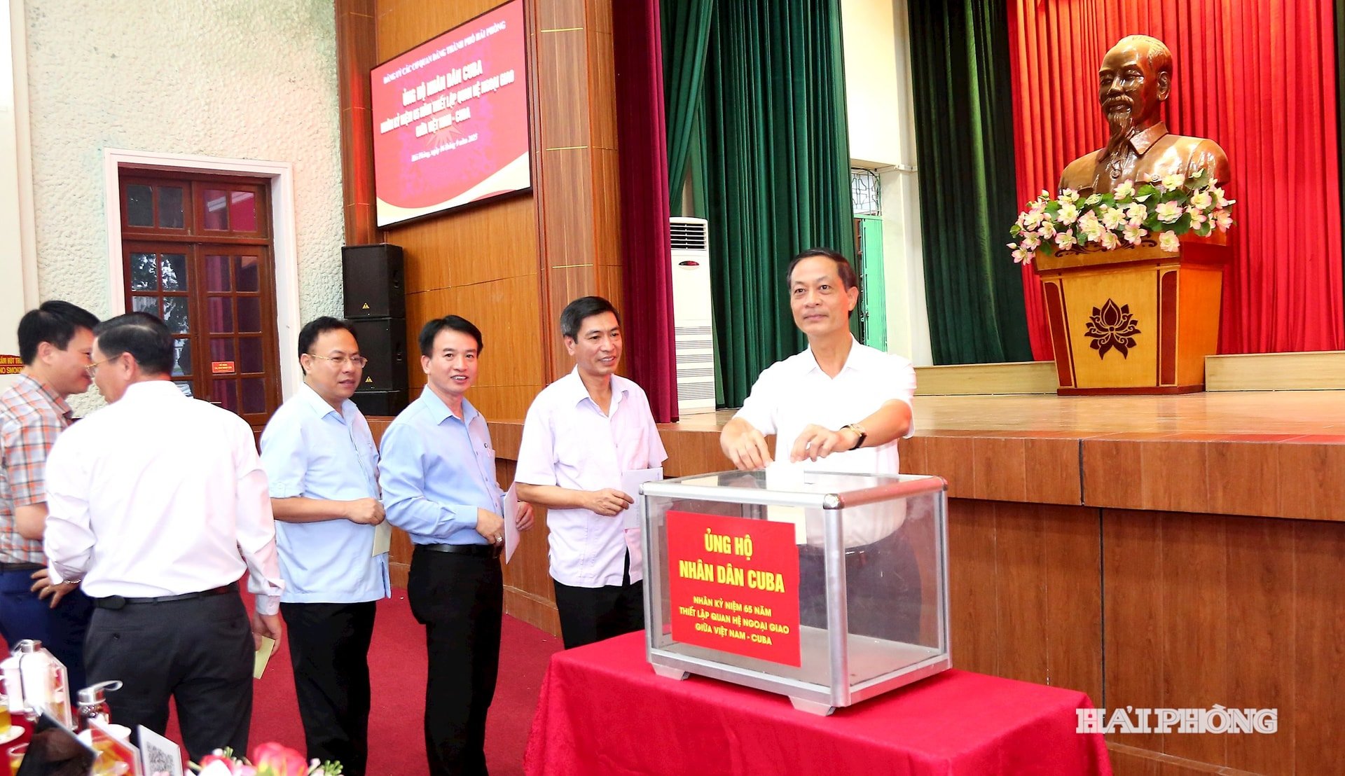 ថ្នាក់ដឹកនាំបក្សនៃគណៈកម្មាធិការបក្សទីក្រុង និងភ្នាក់ងារបក្សបានបរិច្ចាកដើម្បីជួយឧបត្ថម្ភប្រជាជនគុយបា។