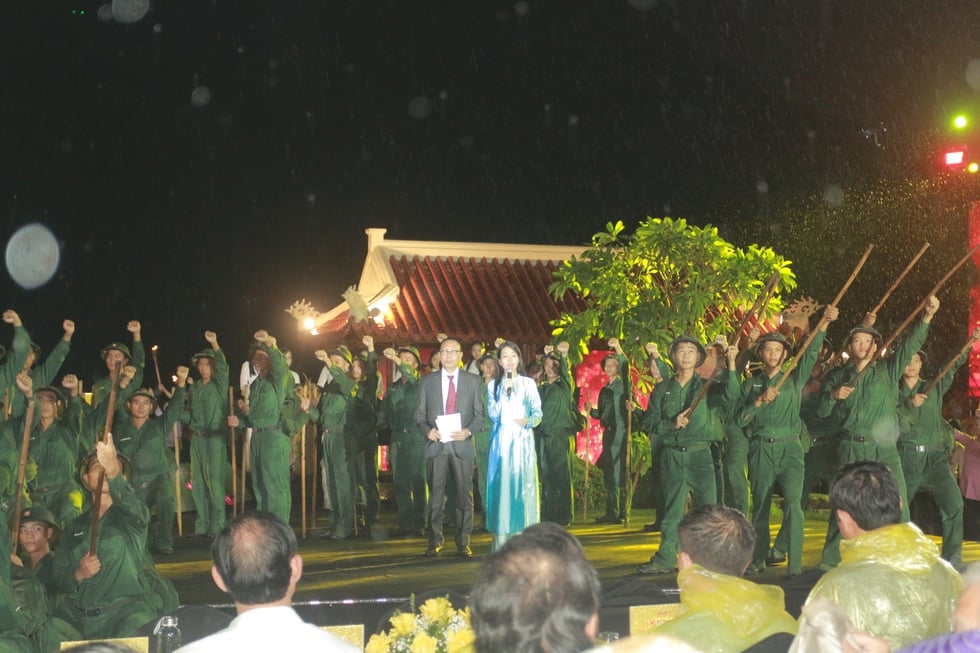 'Dòng sông hoa lửa' tri ân các thanh niên xung phong

- Ảnh 2.