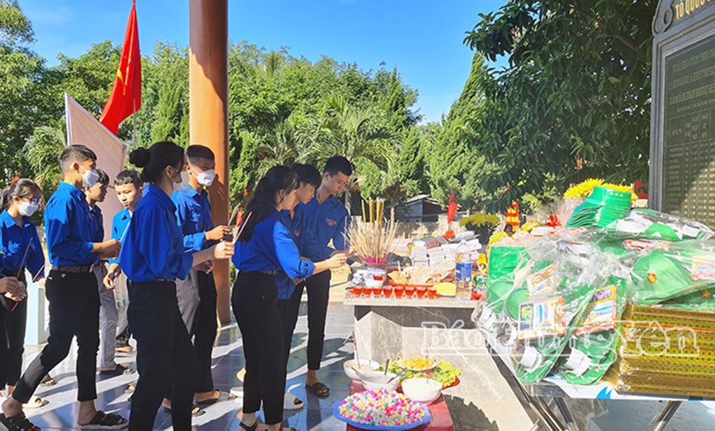 Cán bộ, đoàn viên, thanh niên dâng hương tưởng niệm các liệt sĩ hy sinh tại Bến phà II Long Đại.