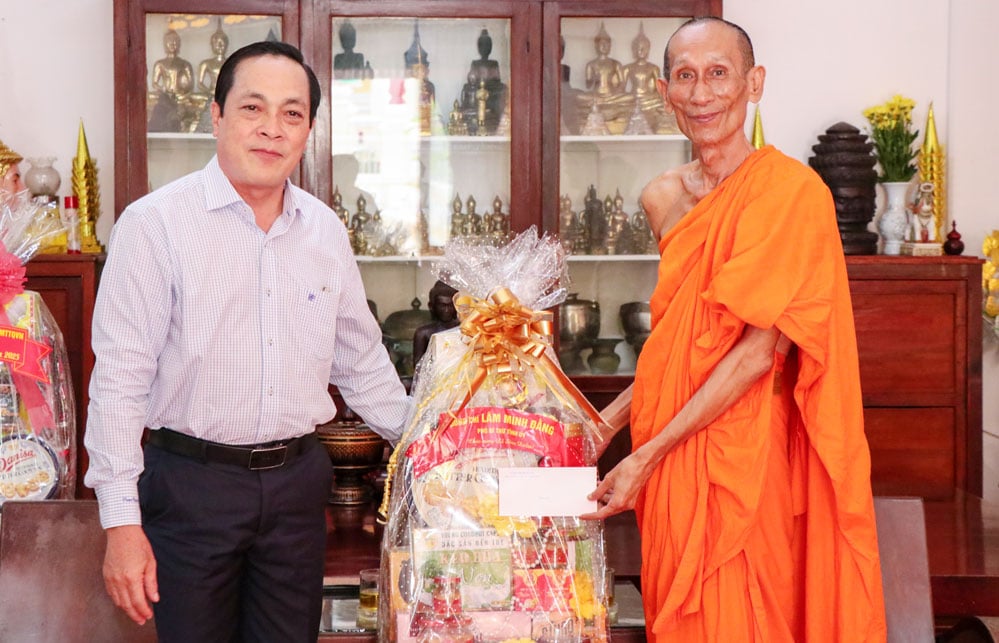 អនុលេខាគណៈកម្មាធិការបក្សខេត្ត - Lam Minh Dang បានទៅសួរសុខទុក្ខ និងជូនអំណោយនៅវត្ត Kom Pong, Tra Vinh Ward។