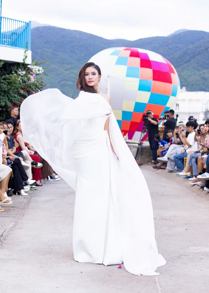 Hoa hậu Đại dương Việt Nam biến bờ biển vịnh Vĩnh Hy thành sàn diễn thời trang - Ảnh 4.