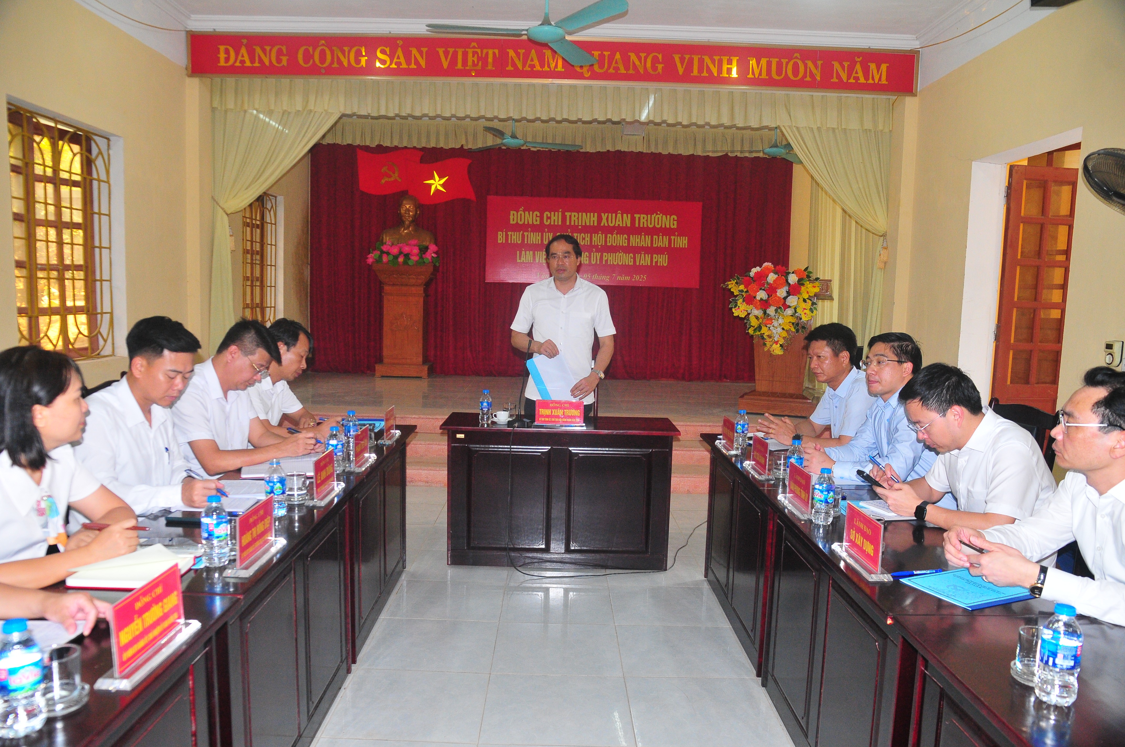 Đồng chí Trịnh Xuân Trường, Bí thư Tỉnh ủy, Chủ tịch HĐND tỉnh phát biểu tại phường Văn Phú.
