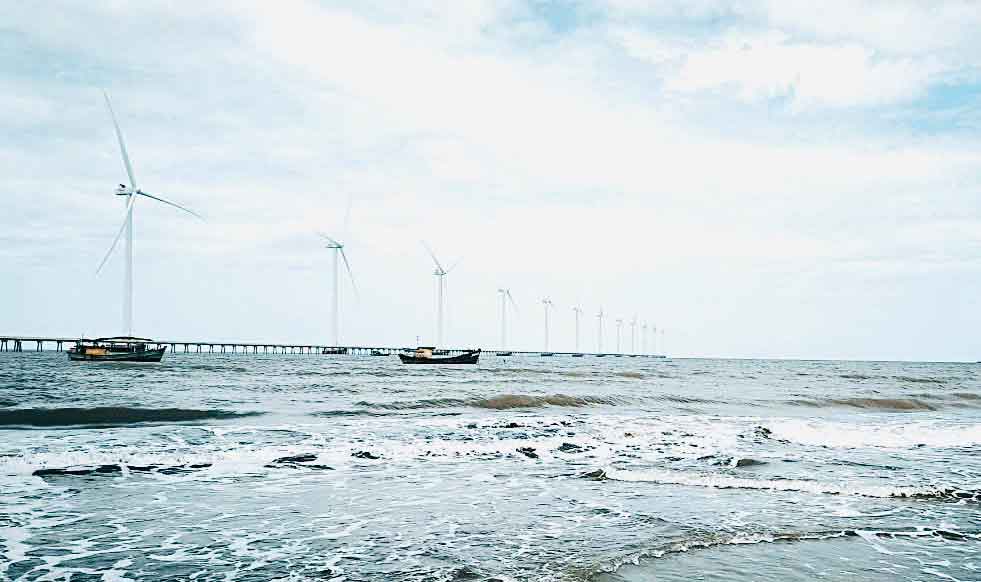 Với hơn 130km đường bờ biển, tỉnh có tiềm năng lớn trong phát triển năng lượng tái tạo, năng lượng xanh... Ảnh: TL
