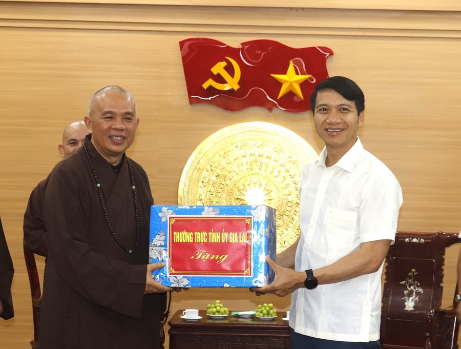 pho-bi-thu-tang-qua-ban-tri-su.jpg