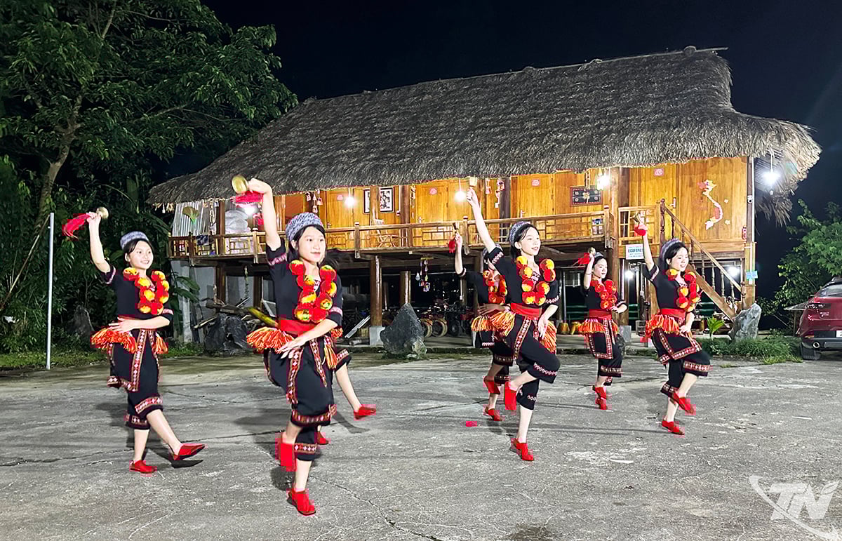 People of Na Tong village, Thuong Lam commune, Tuyen Quang province, perform art performances for tourists at homestays in the area.