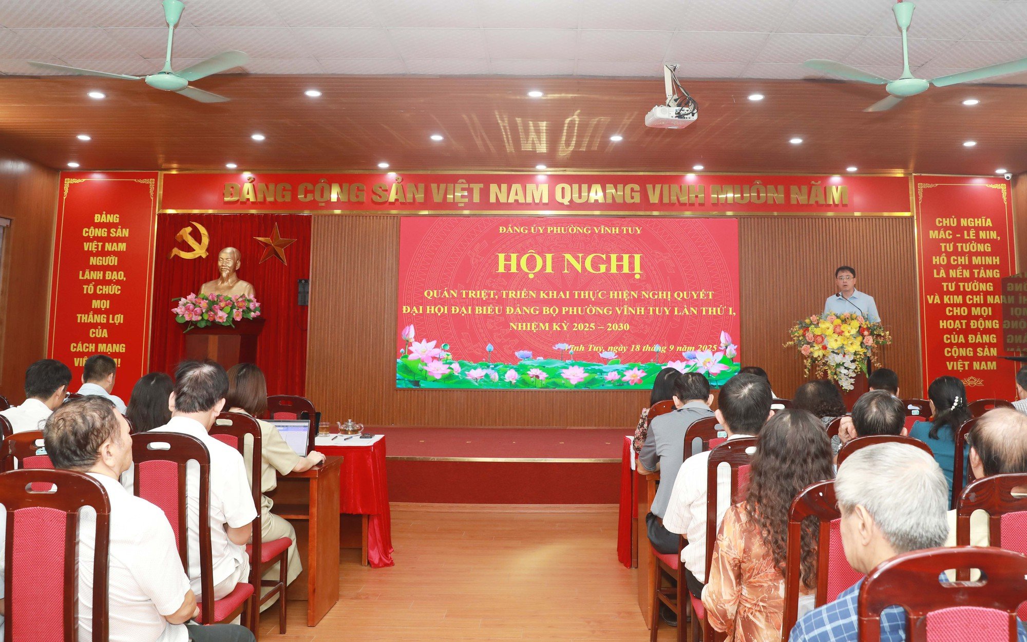 Bí thư Đảng ủy, Chủ tịch HĐND phường Vĩnh Tuy Nguyễn Quang Trung phát biểu khai mạc hội nghị