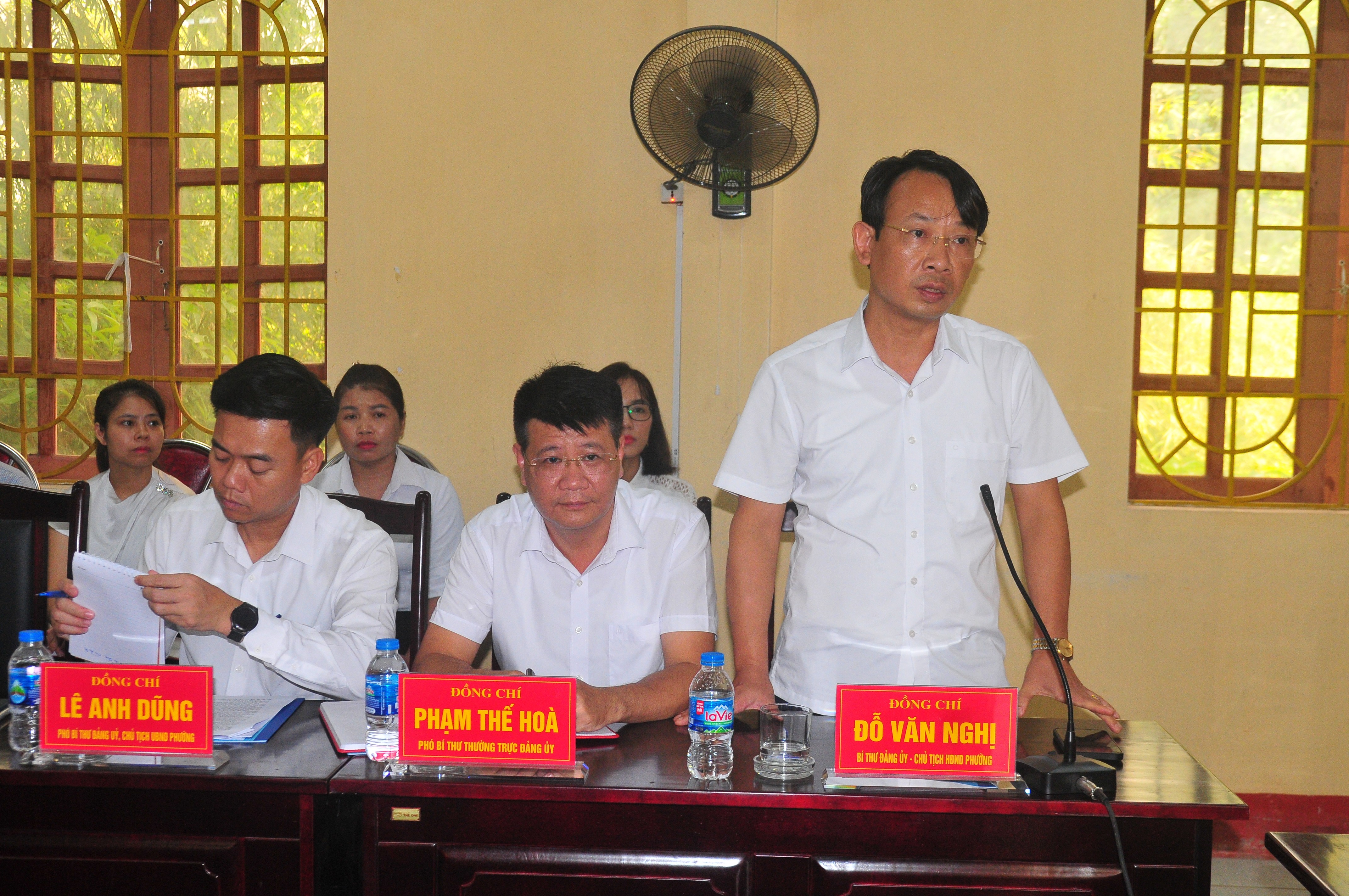 Lãnh đạo phường Văn Phú báo cáo tình hình vận hành bộ máy theo mô hình mới.