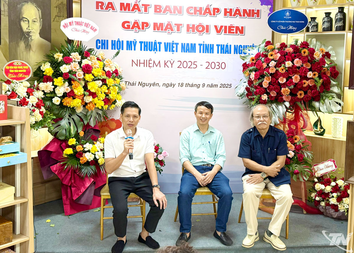 គណៈកម្មាធិការប្រតិបត្តិនៃសមាគមវិចិត្រសិល្បៈវៀតណាមខេត្ត Thai Nguyen រួមមានវិចិត្រករចំនួនបីរូបគឺ Duong Van Chung, Nguyen Gia Bay និង Tran Giang Nam។
