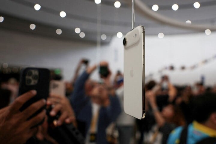 iPhone Air là mẫu mỏng nhất trong lịch sử của Apple, chỉ có 1 camera sau. (Ảnh: Reuters)