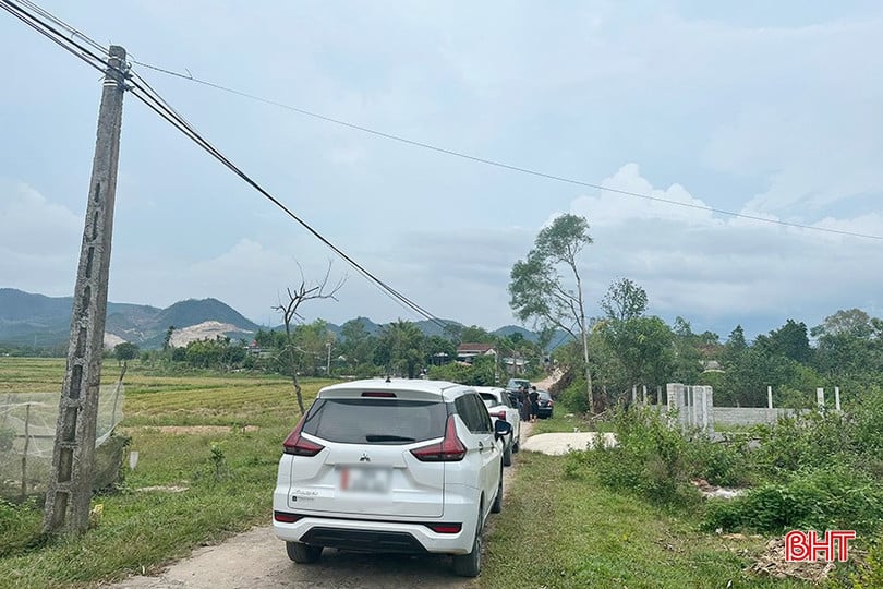 Sau khi có công bố quy hoạch Khu công nghiệp phía Tây thành phố Hà Tĩnh, từng dòng xe đổ về các thôn ở xã Toàn Lưu tìm hiểu mua bán đất.