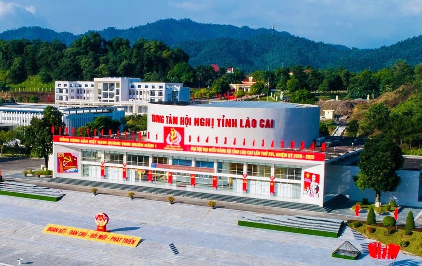 Trung tâm Hội nghị tỉnh Lào Cai là trung tâm phục vụ và đón tiếp các đoàn khách cấp cao của Trung ương Đảng, Quốc hội, Chính phủ, các Bộ, Ngành Trung ương, các đoàn khách quốc tế, các tỉnh bạn thăm và làm việc tại tỉnh.