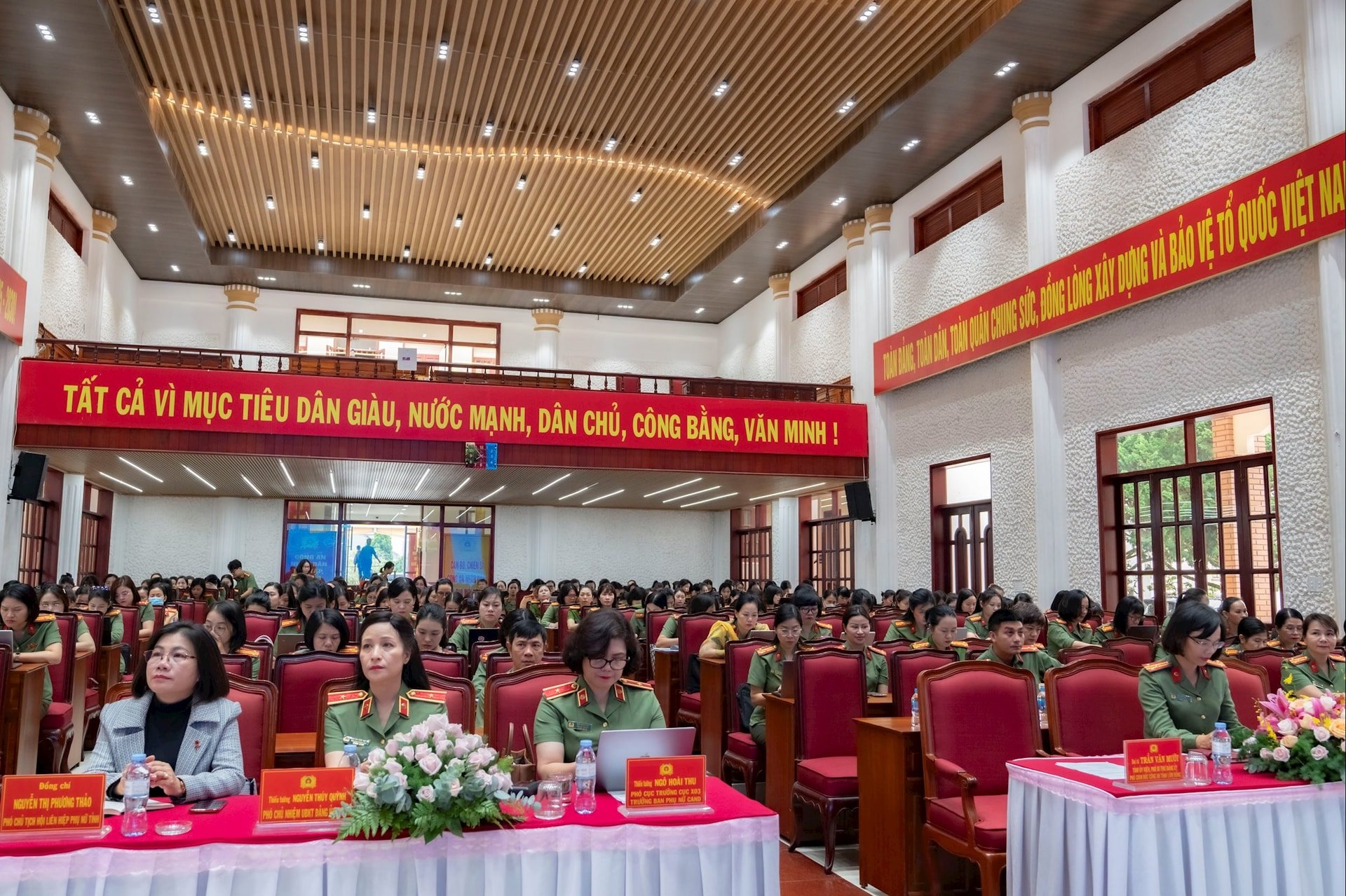 The delegates are leaders of the Women's Committee of the People's Public Security, the Inspection Committee of the Central Public Security Party Committee, and the Women's Union of Lam Dong province.
