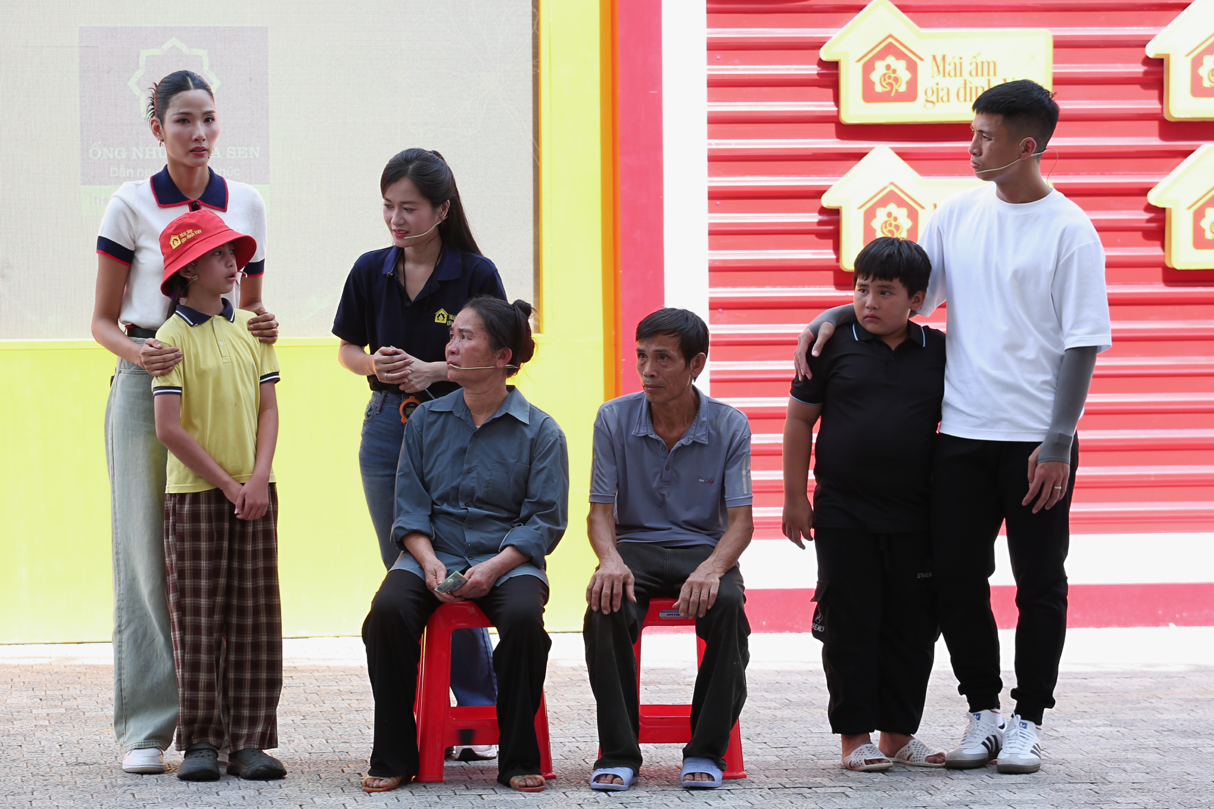ជីតាជាមួយទារក Le Na និងប្អូនប្រុស Thinh ក្នុងកម្មវិធី “គ្រួសារវៀតណាមកក់ក្តៅ”។
