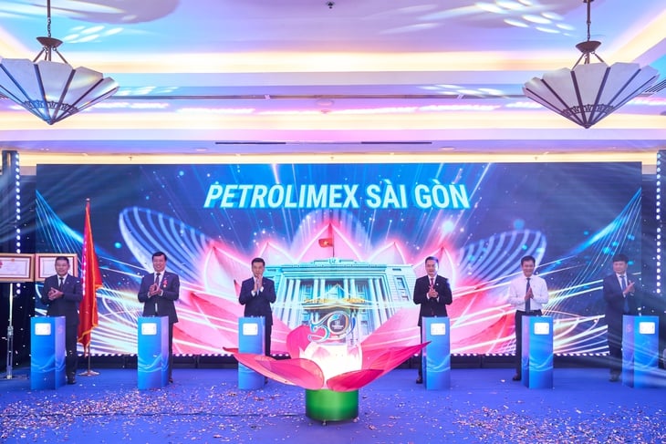 Petrolimex Sài Gòn kỷ niệm 50 năm thành lập và đón nhận Huân chương Lao động hạng nhất - Ảnh 1.