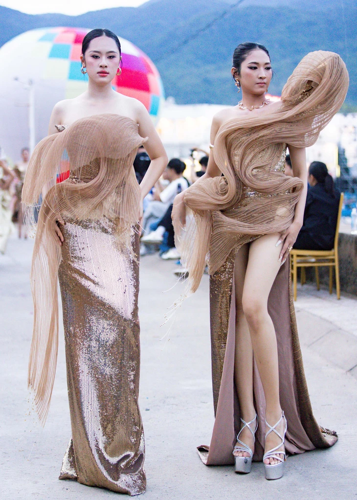 Hoa hậu Đại dương Việt Nam biến bờ biển vịnh Vĩnh Hy thành sàn diễn thời trang - Ảnh 5.