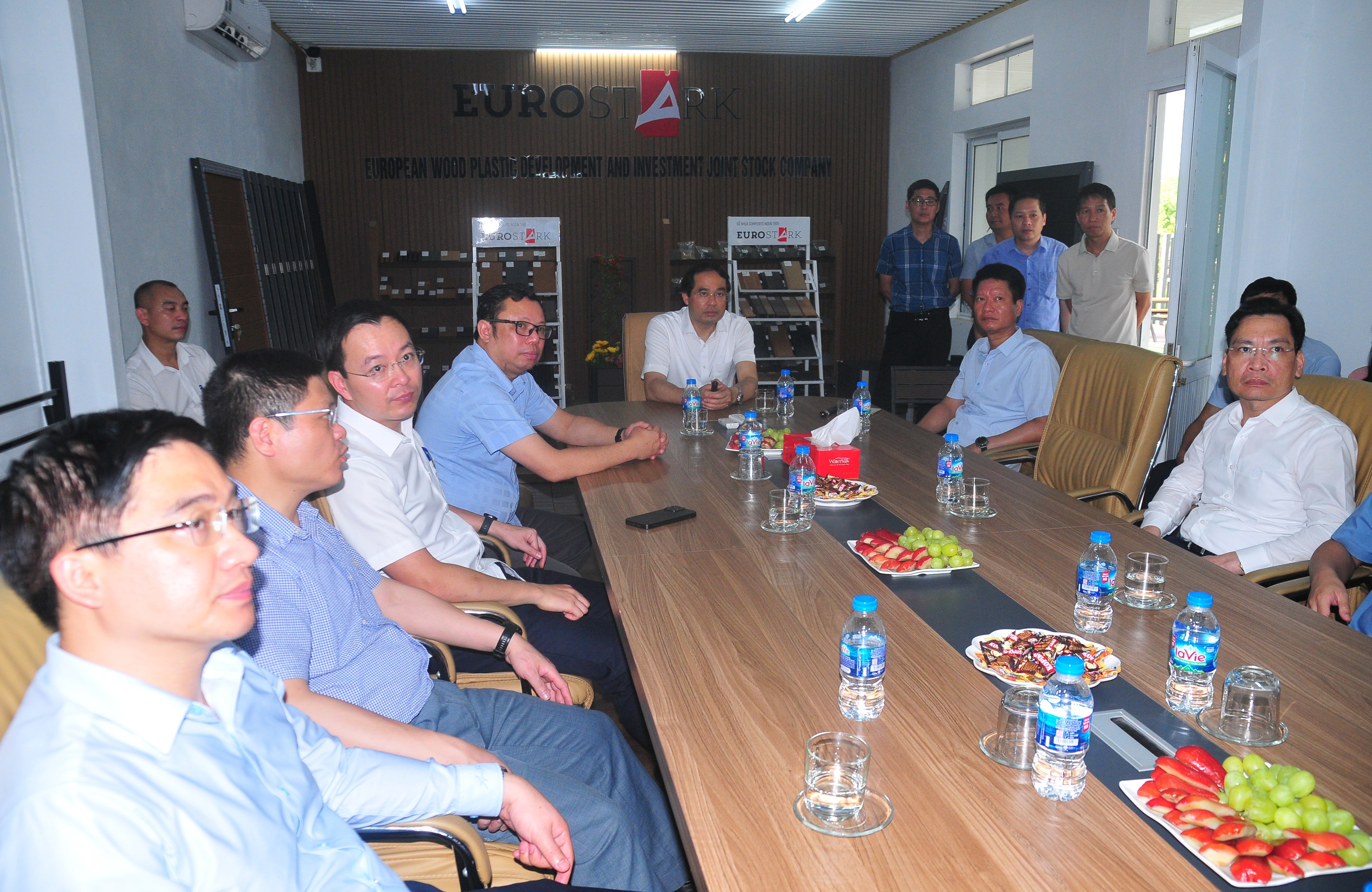 Đồng chí Trịnh Xuân Trường, Bí thư Tỉnh ủy, Chủ tịch HĐND tỉnh làm việc với Ban Quản lý các khu công nghiệp.