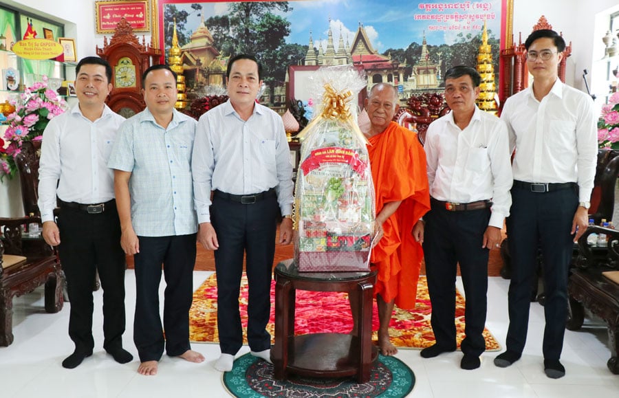 អនុលេខាគណៈកម្មាធិការបក្សខេត្ត លោក Lam Minh Dang (ទី ៣ ពីឆ្វេង) បានទៅសួរសុខទុក្ខ និងជូនអំណោយនៅវត្តអង្គ សង្កាត់ Nguyet Hoa ។