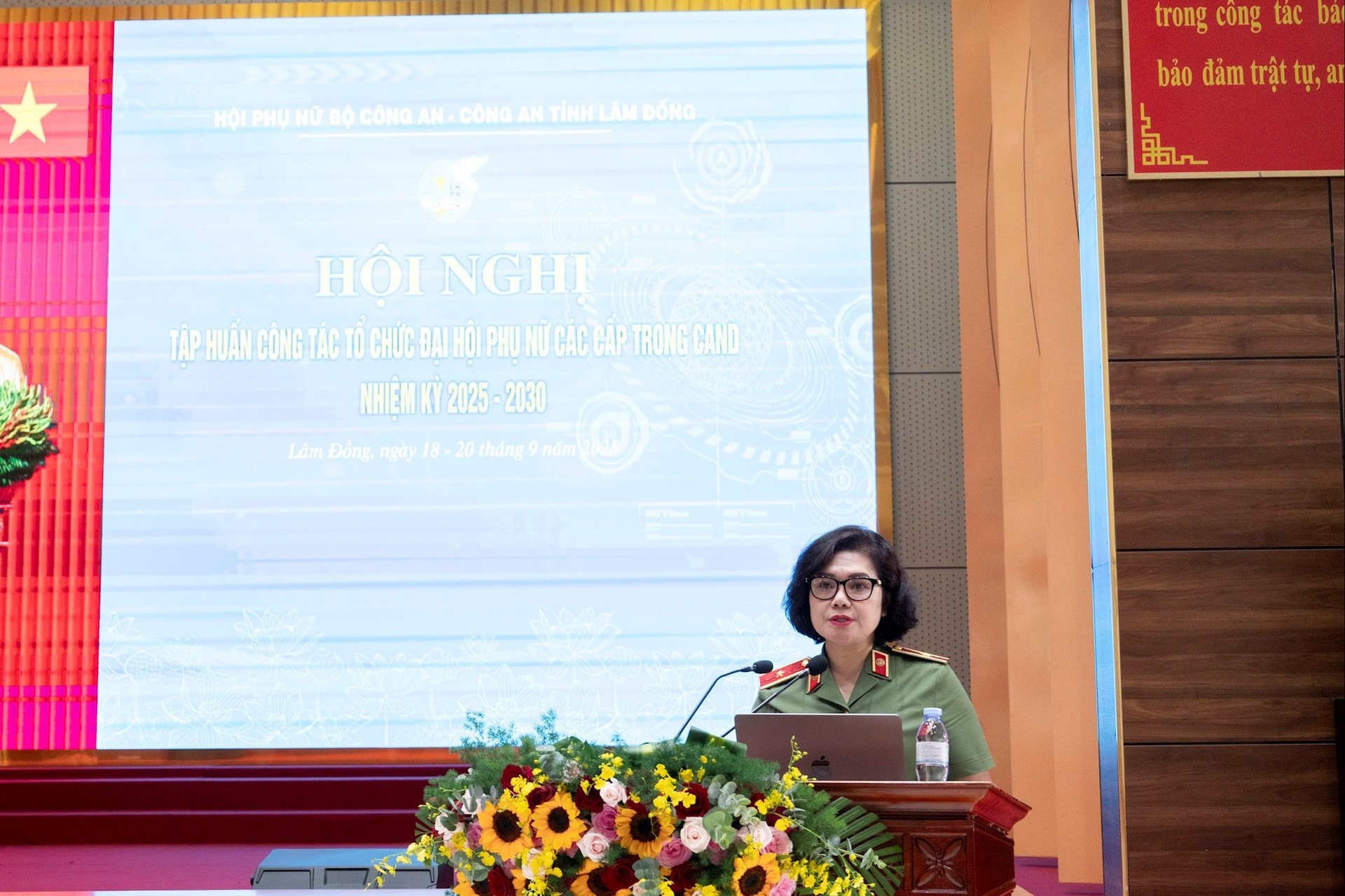 Major General Ngo Hoai Thu, Deputy Director of the Department of Political Work, Ministry of Public Security, Head of the Women's Committee of the Public Security Forces, gave a directive speech.
