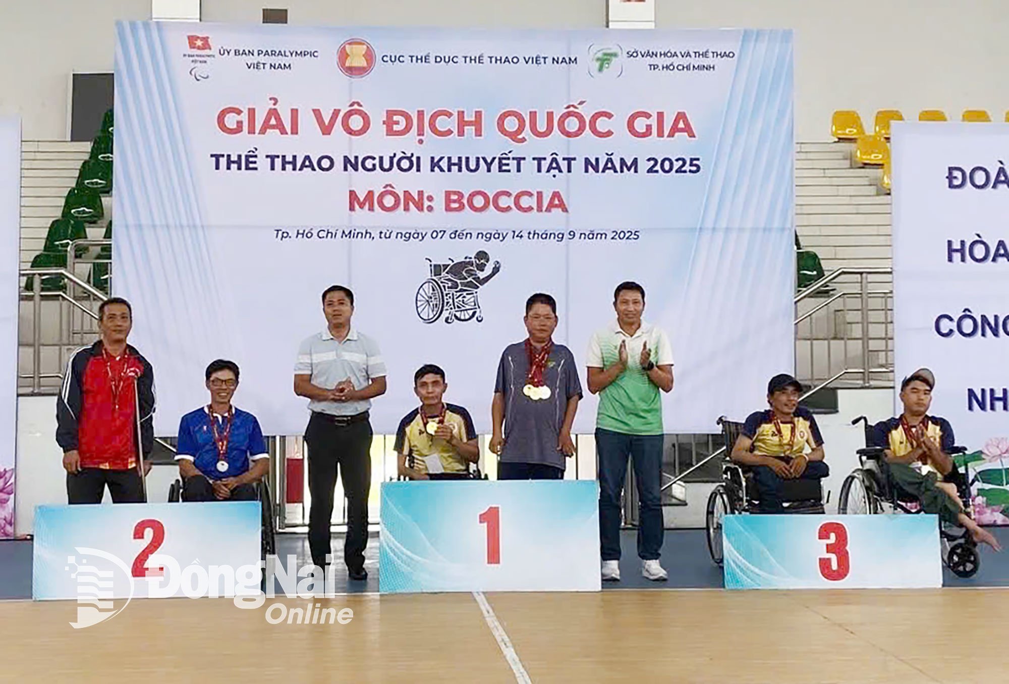 Huấn luyện viên Nguyễn Ngọc Quang (Đồng Nai) trao huy chương cho các vận động viên giành thứ hạng cao nội dung đôi nam BC4, Ảnh: ĐVCC