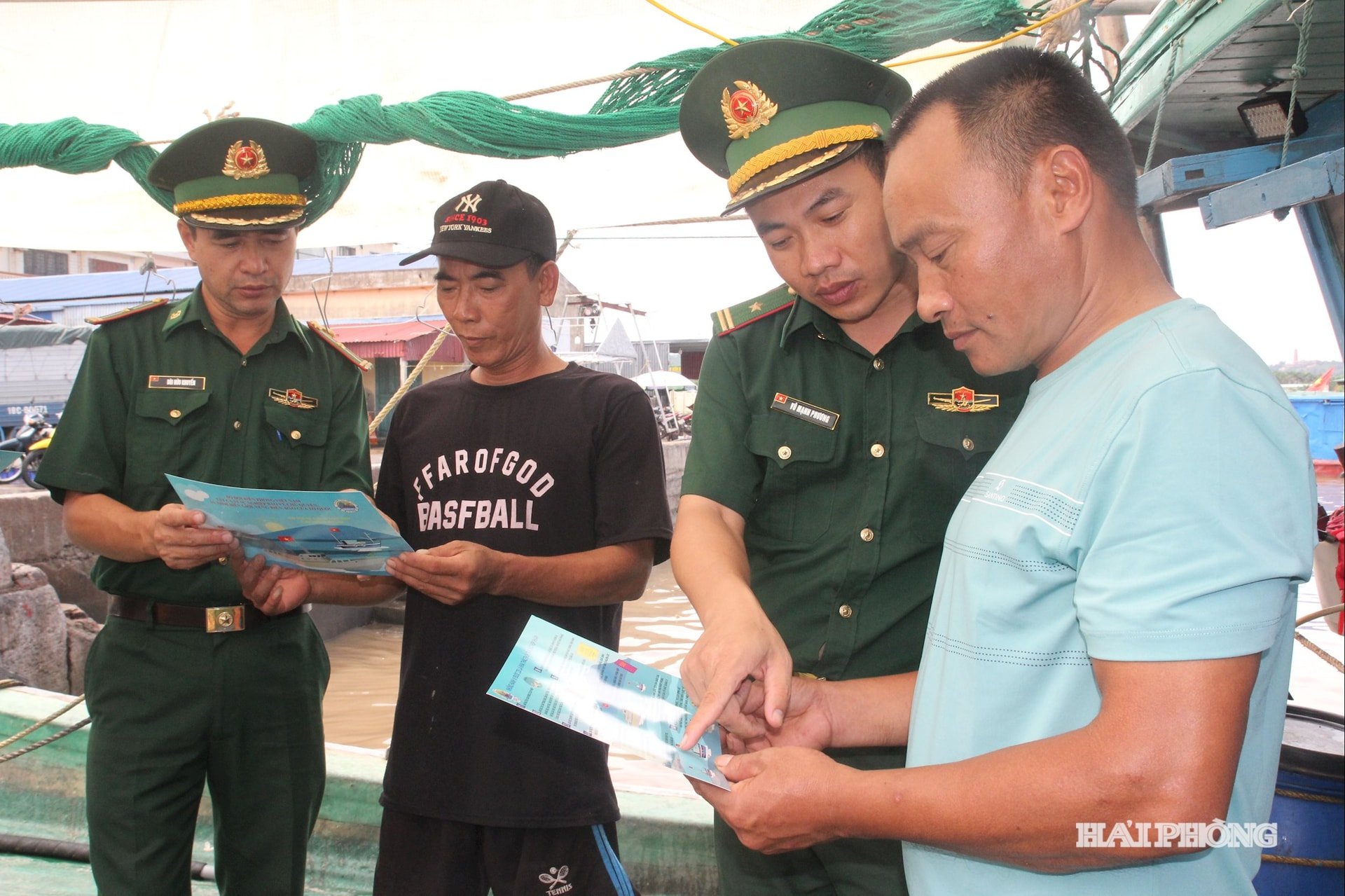 Officers and soldiers of Ben Xam Border Control Station (Do Son Border Station) propagate against IUU fishing to fishermen.
