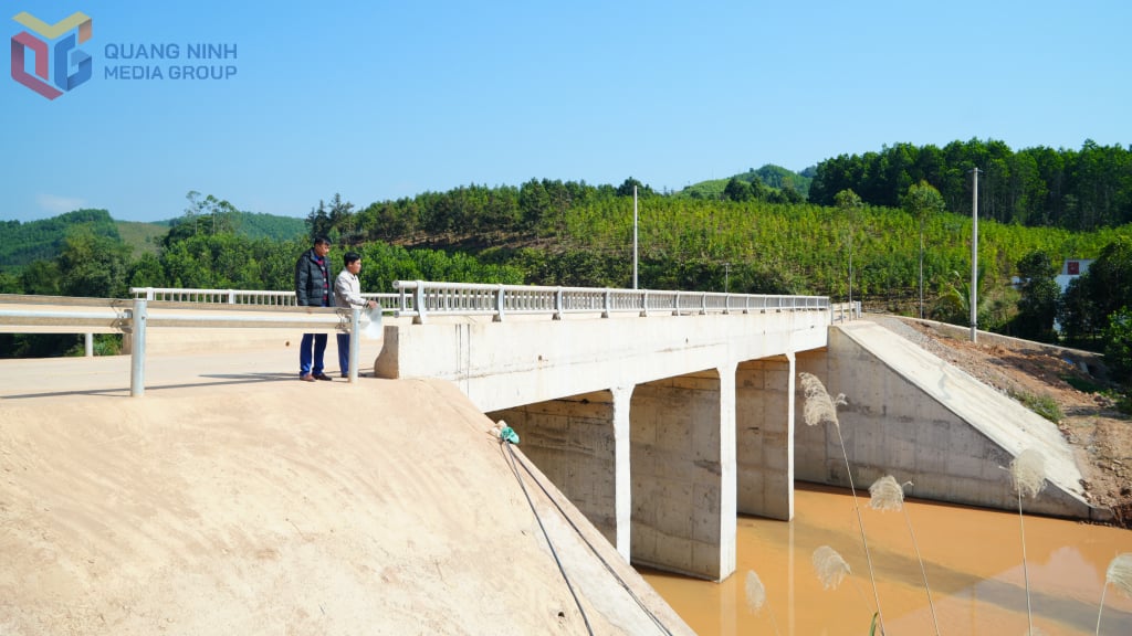 Die Khe Na-Brücke (Kommune Ba Che) wurde neu gebaut, um den Menschen Reisen und Handel während der Regenzeit zu erleichtern. Foto: Van Ba