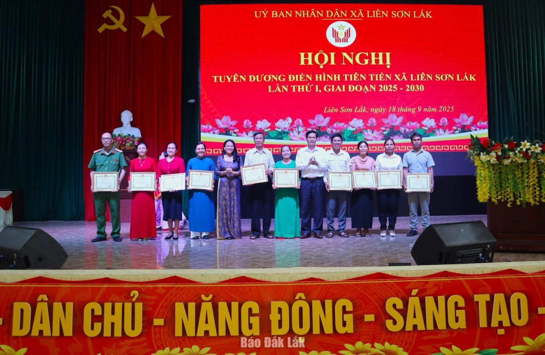 ថ្នាក់​ដឹក​នាំ​ឃុំ​លៀង​សឺន​ឡាក់​បាន​ប្រគល់​ប័ណ្ណ​សរសើរ​ដល់​ក្រុម។